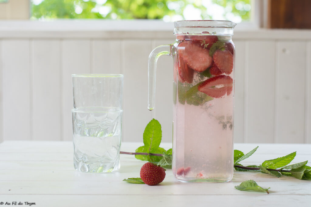 Eau infusée fraises menthe - Au Fil du Thym