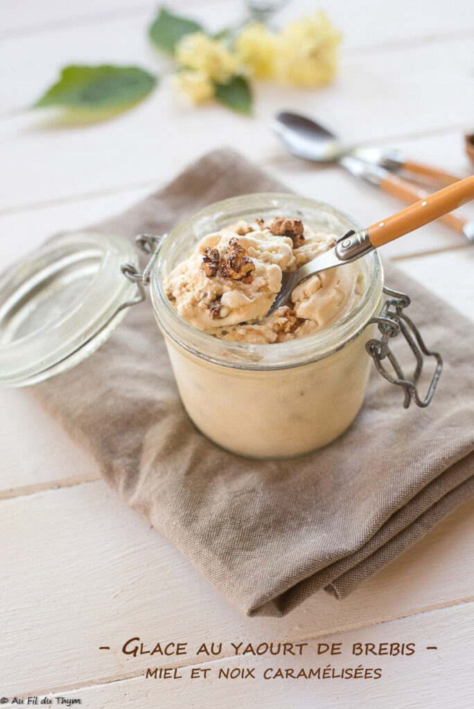 Glace yaourt brebis, miel, noix caramélisées - Au Fil du Thym