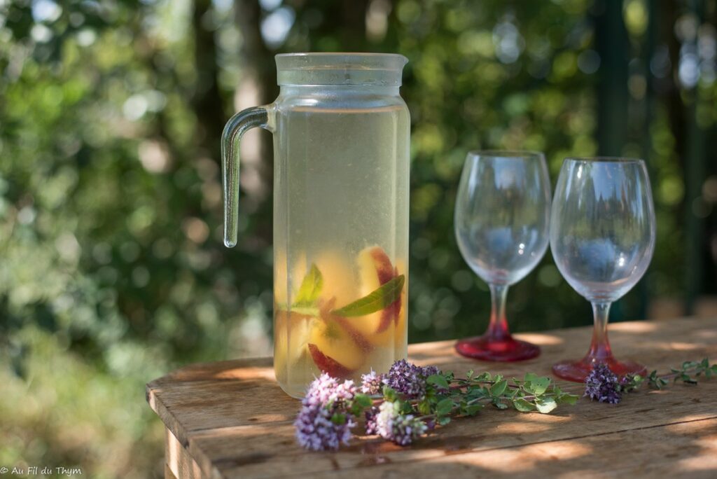 Eau infusée pêches verveine - Au Fil du Thym