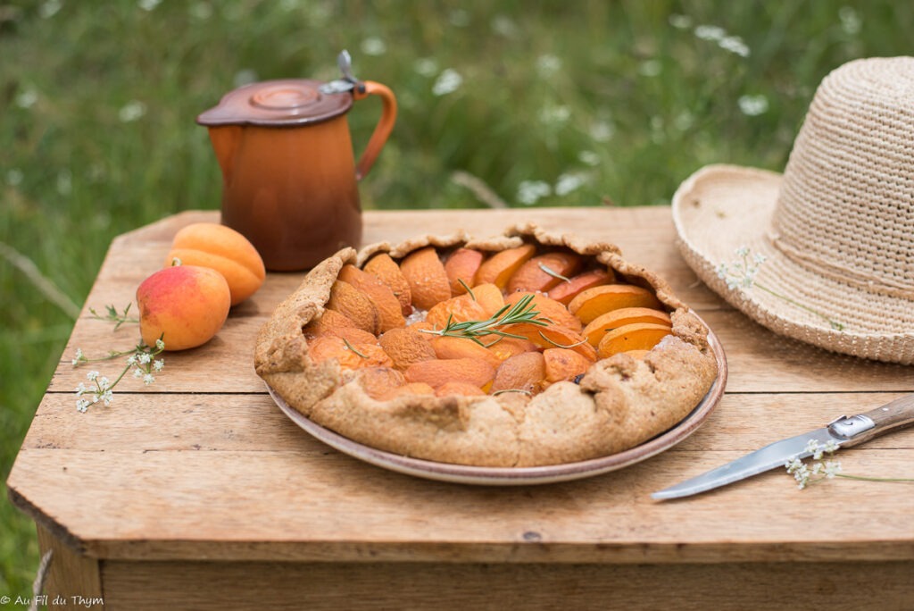 Tarte abricots romarin façon tarte rustique - Au Fil du Thym