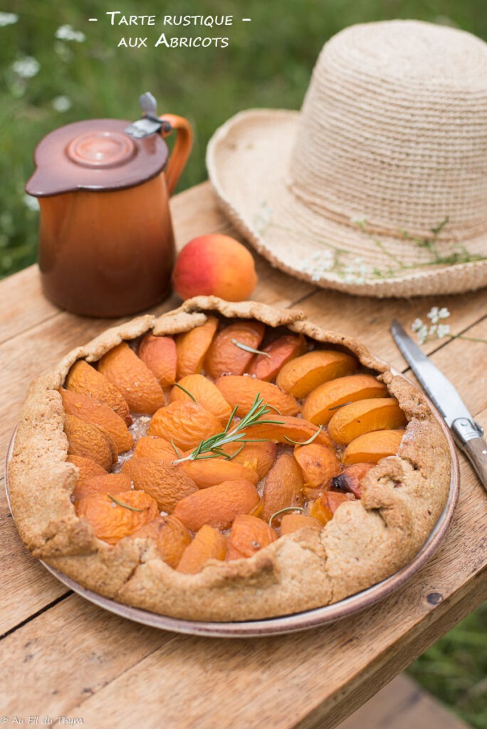 Tarte abricots romarin façon tarte rustique - Au Fil du Thym
