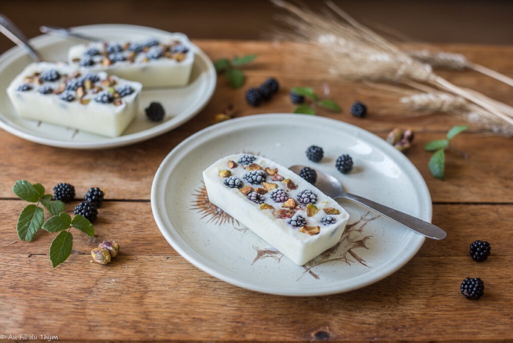 Glace au yaourt, mûres et pistaches