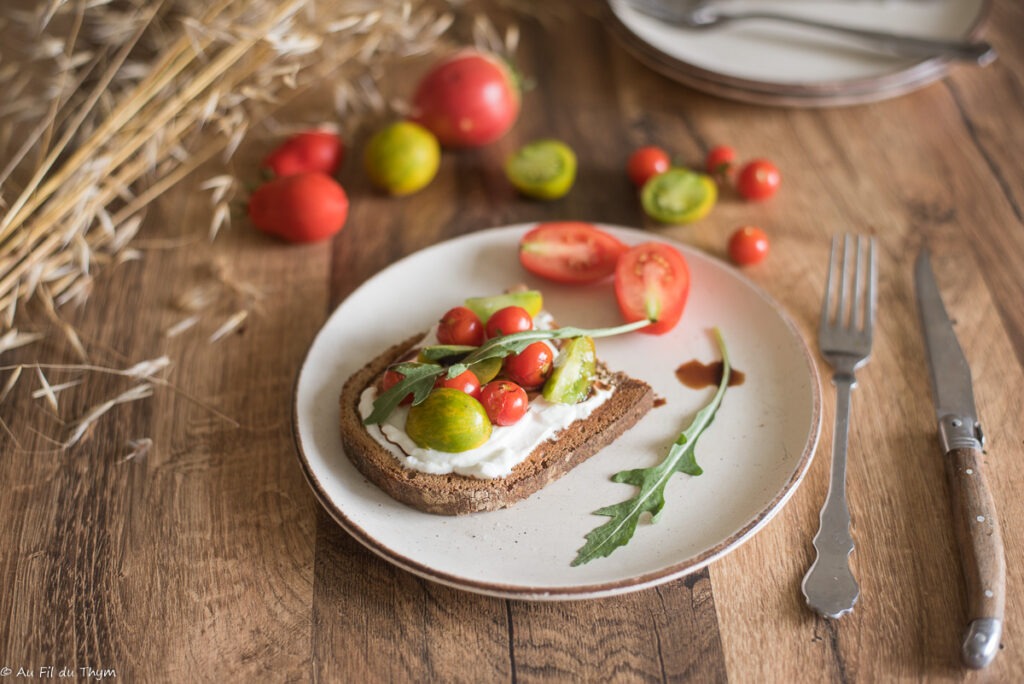 Tartines tomates et fromage frais