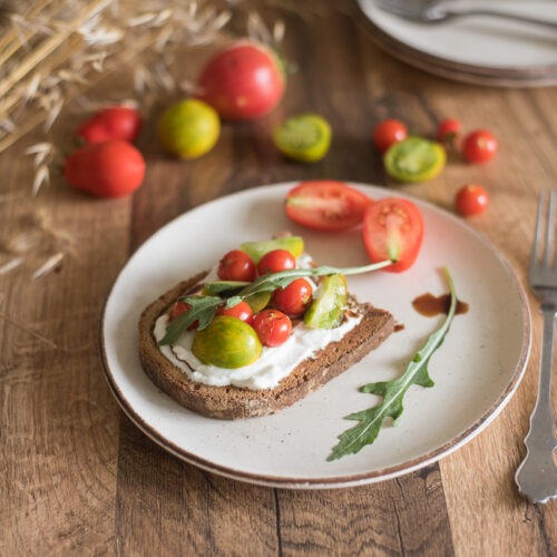 Tartines tomates et fromage frais