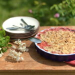 Crumble rhubarbe fraises - Au Fil du Thym