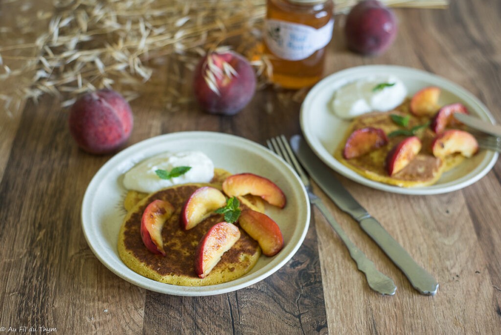 Pancakes miel pêches yaourt