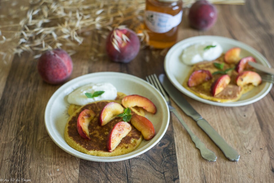 Pancakes miel pêches yaourt