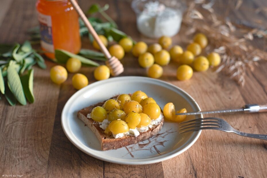Tartines mirabelles, chèvre, miel