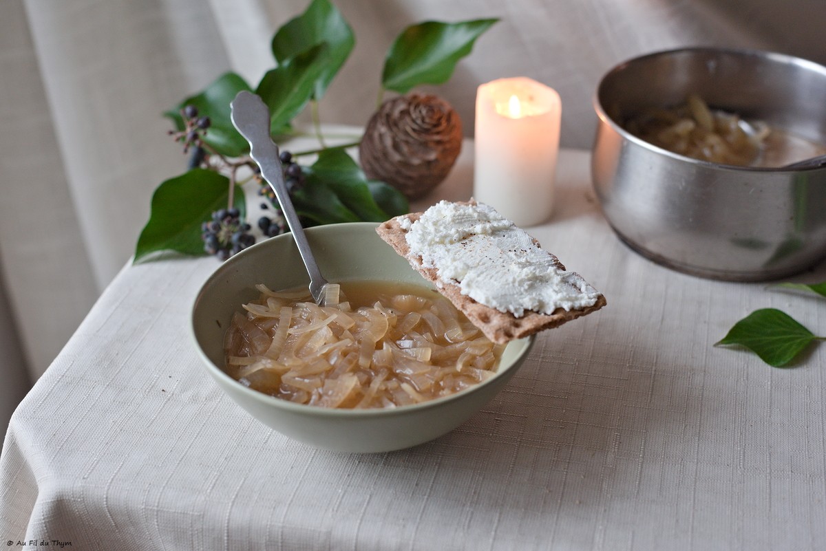 Soupe à l&rsquo;oignon, tartines de fromage frais